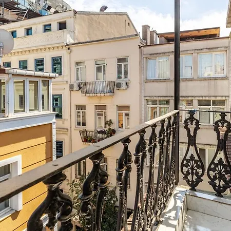 Cozy Flat W Balcony 8 Min To Metro And Taksim
