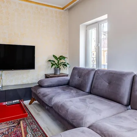 Cozy Flat W Balcony 8 Min To Metro And Taksim * Istanbul