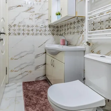 Cozy Flat W Balcony 8 Min To Metro And Taksim * Istanbul