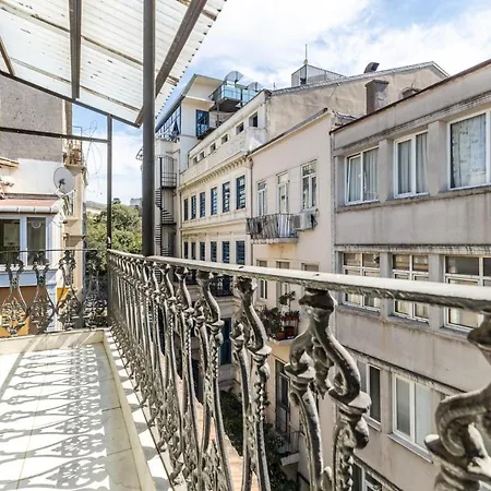 Cozy Flat W Balcony 8 Min To Metro And Taksim * Istanbul