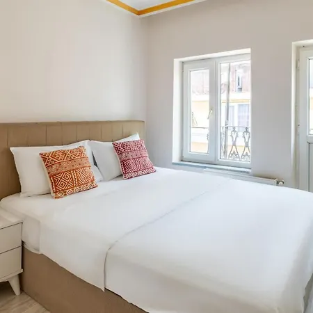 Cozy Flat W Balcony 8 Min To Metro And Taksim *