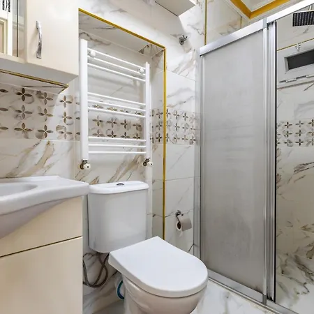 Cozy Flat W Balcony 8 Min To Metro And Taksim Apartment *